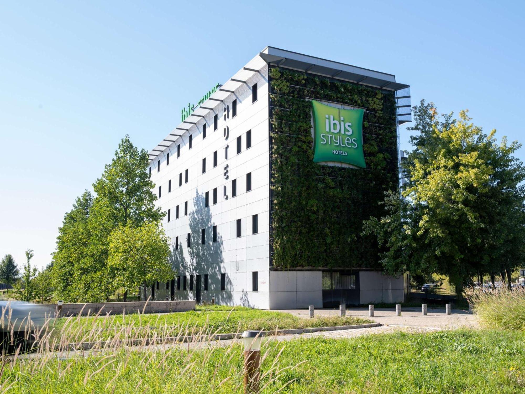 Ibis Styles Romans-Valence Gare Tgv Alixan Exterior foto
