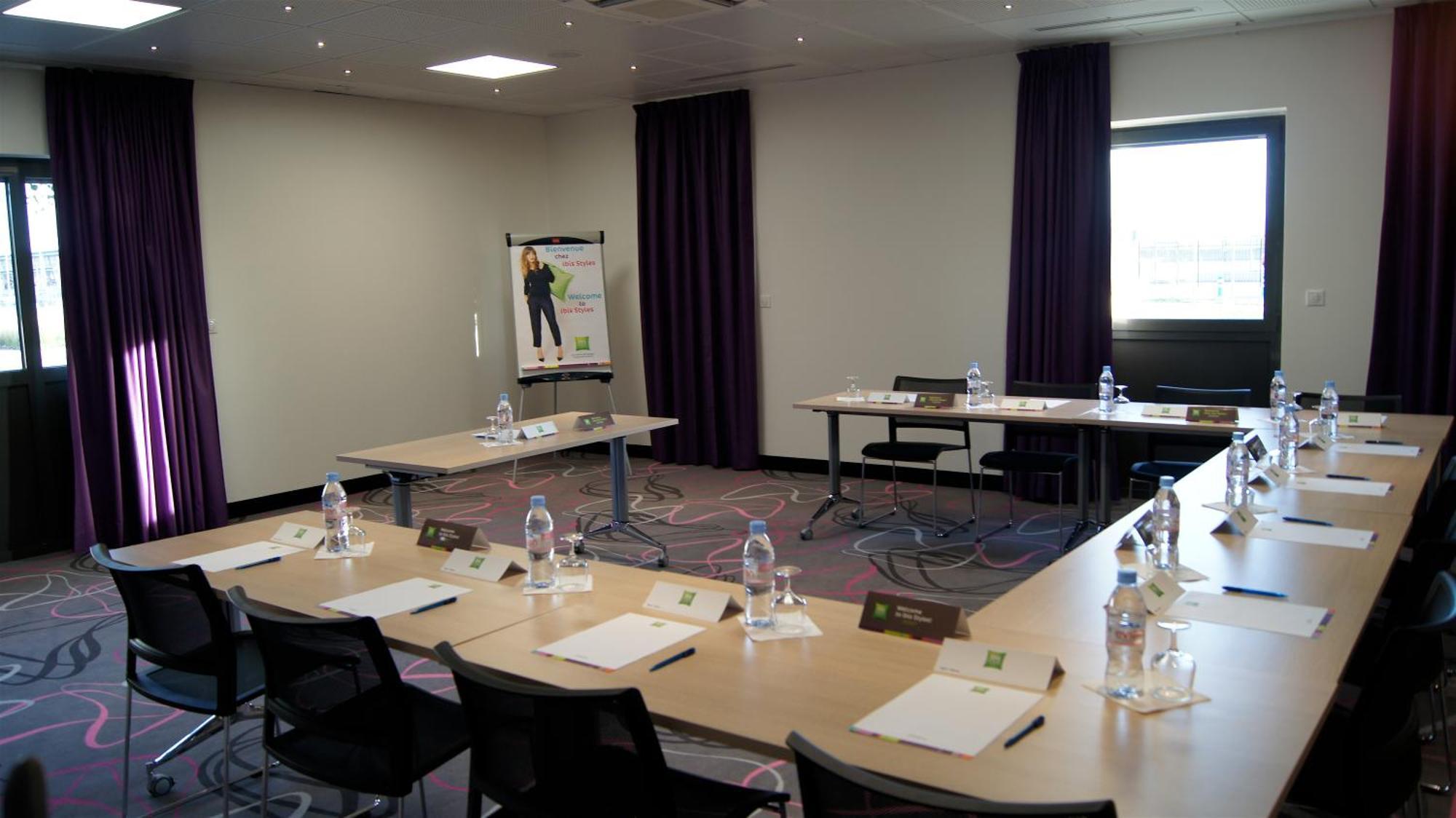 Ibis Styles Romans-Valence Gare Tgv Alixan Exterior foto