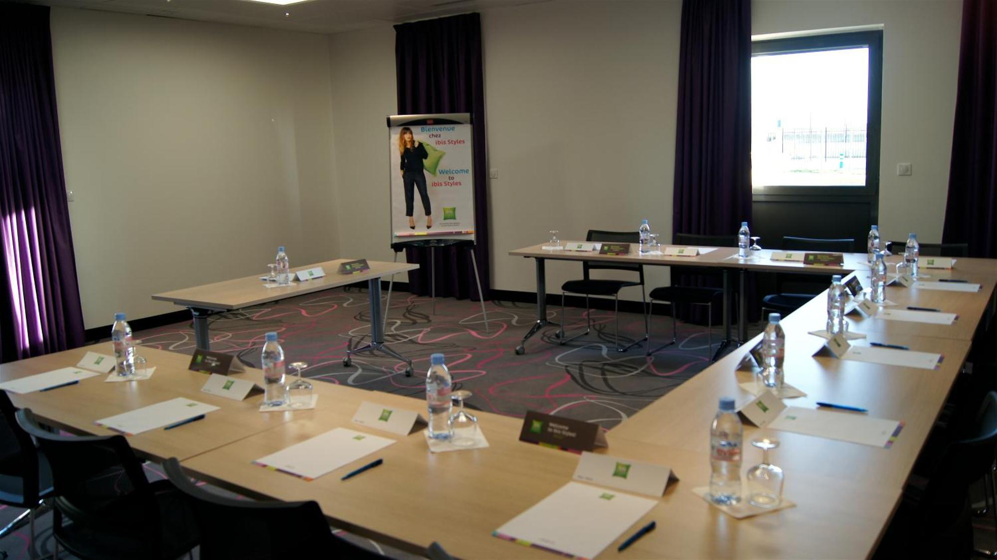 Ibis Styles Romans-Valence Gare Tgv Alixan Exterior foto
