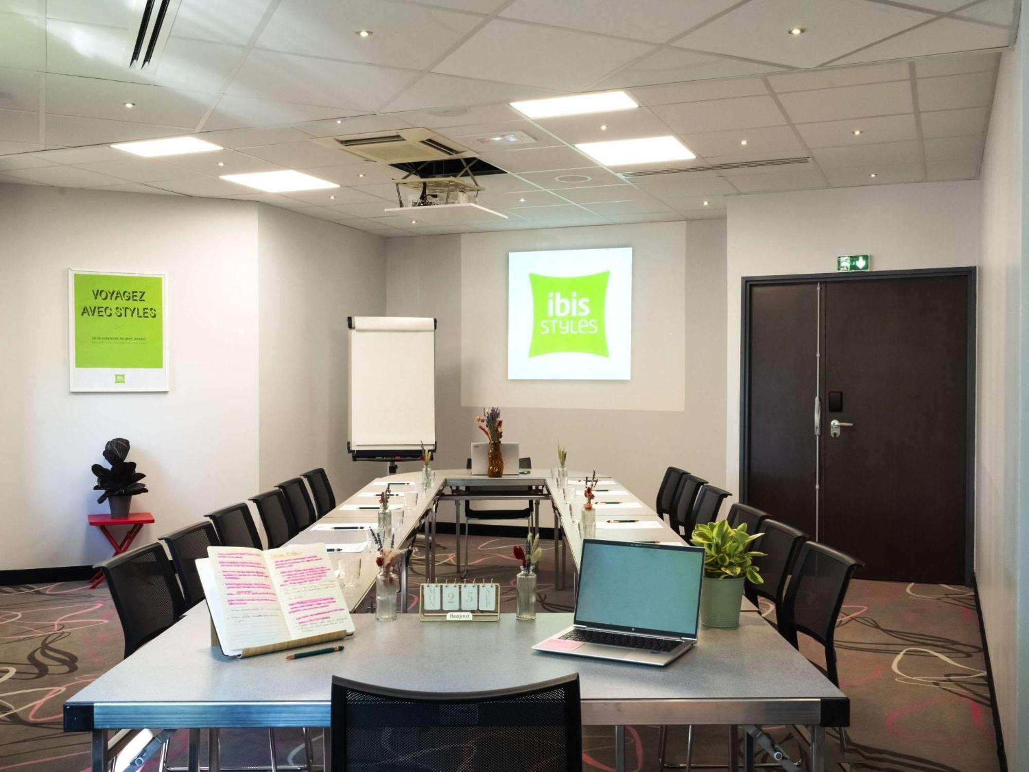 Ibis Styles Romans-Valence Gare Tgv Alixan Exterior foto