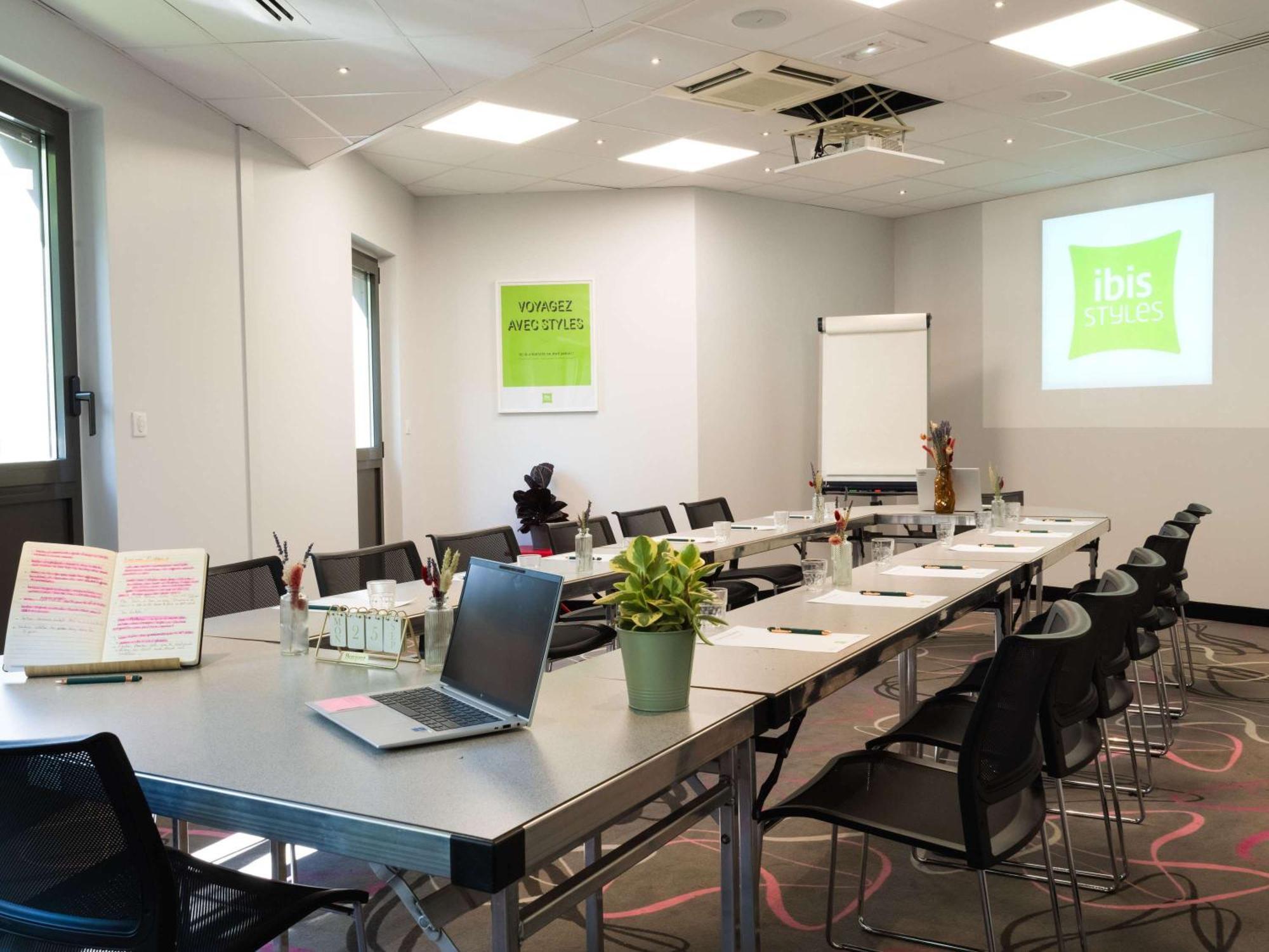 Ibis Styles Romans-Valence Gare Tgv Alixan Exterior foto