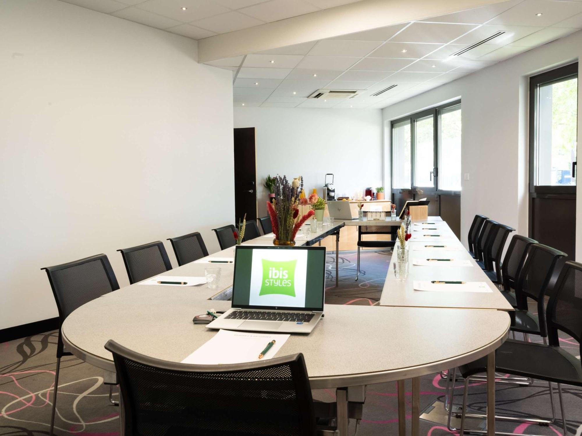 Ibis Styles Romans-Valence Gare Tgv Alixan Exterior foto